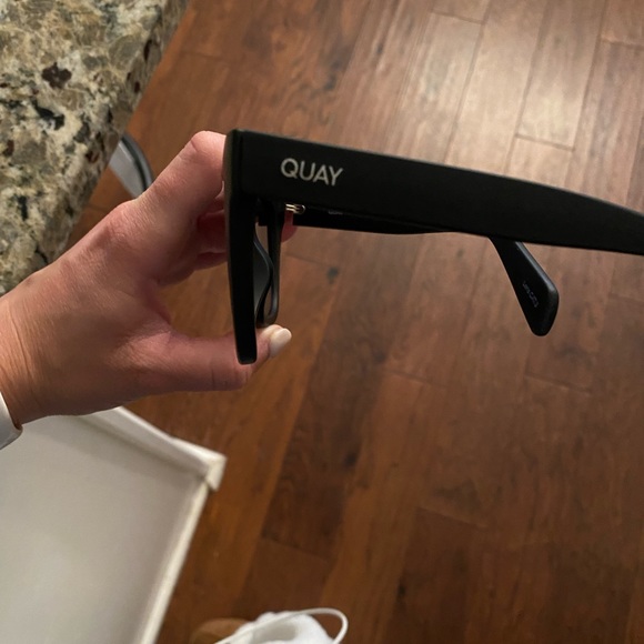 QUAY sunglasses. - Picture 2 of 3